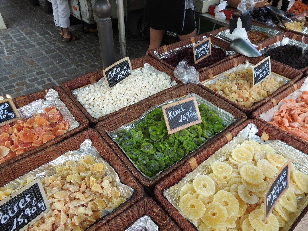 Torkad frukt på marknad i Marseillan